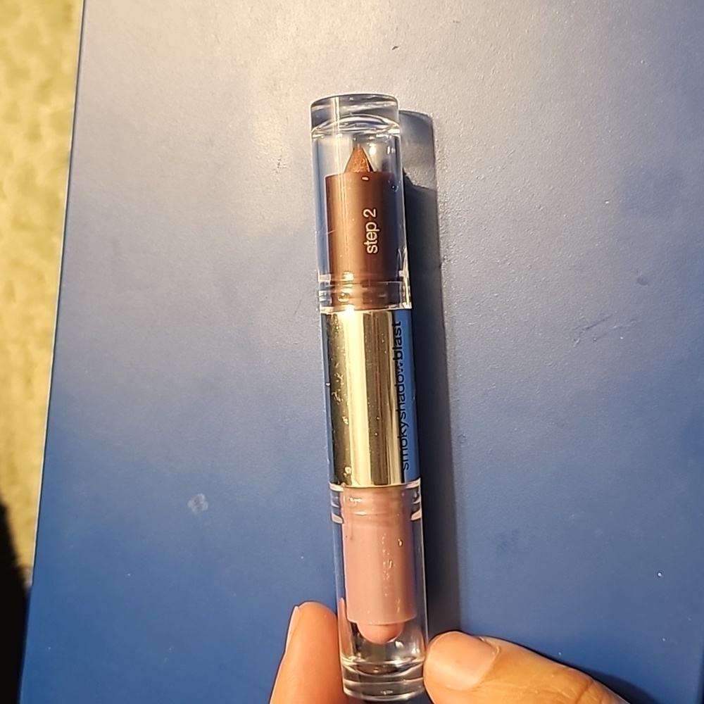 New CoverGirl Smoky Shadow Blast Purple Plume #810